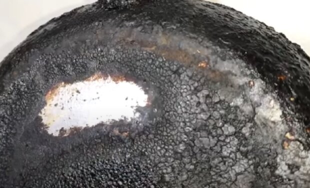 Старий нагар на сковороді