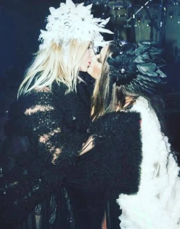 Ирина Билык и Наталья Могилевская целуются