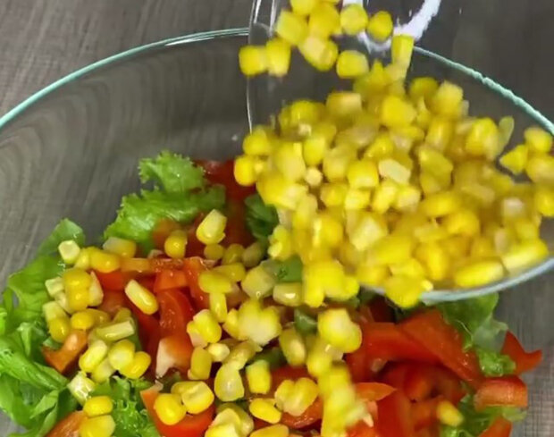 Легкий салат с куриной печенью