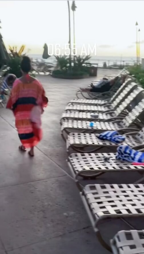 Женщина заняла сразу шесть шезлонгов