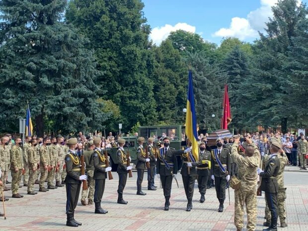 провели в останню путь Героя України Тараса Матвєєва