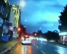 загадкові сині спалахи в небі Великобританії