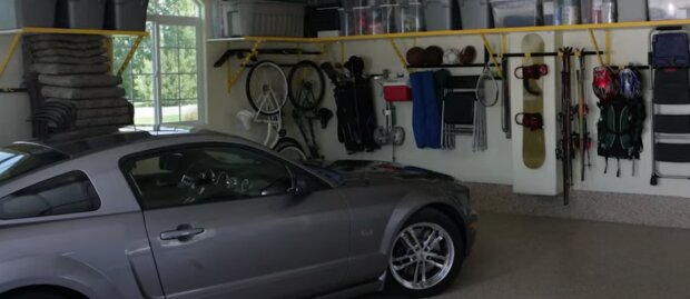 Авто стоит в гараже: скрин с видео