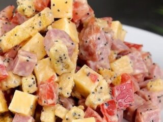 Салат с копченой колбасой, кадры из видео