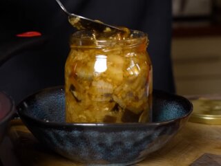 Маринованные баклажаны, кадр из видео