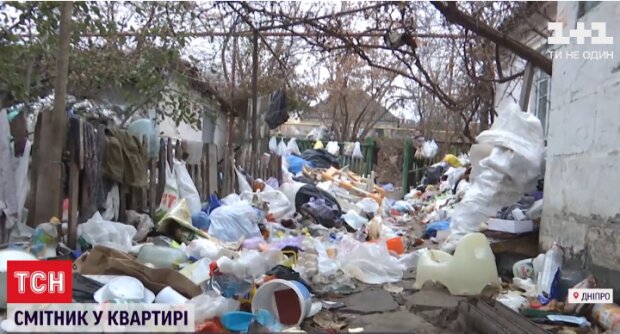 Семеро детей жили в доме-помойке. Скриншот из сюжета ТСН