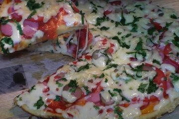 Пицца на сковороде, кадр из видео