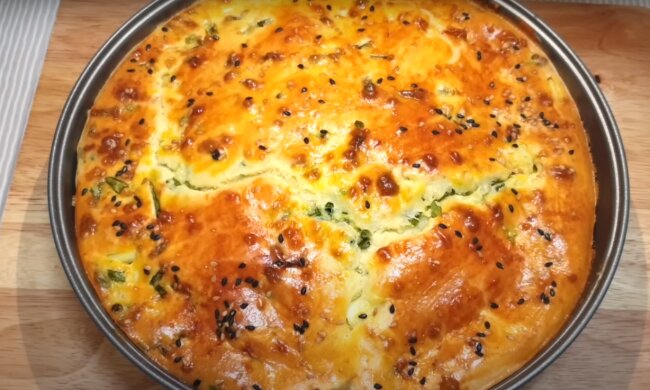 Заливний пиріг з яйцем і зеленою цибулею