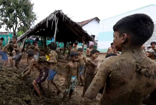 Жители деревни проводят ежегодную битву коровьим навозом