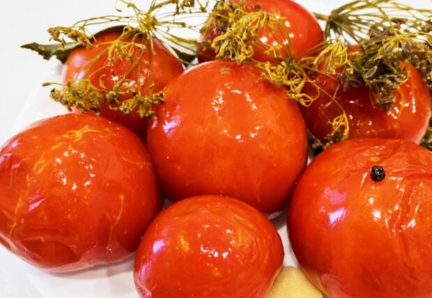 Квашені помідори, кадр з відео