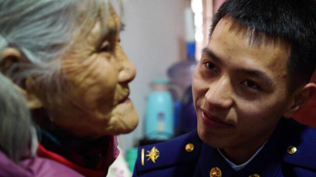 свадебное фото 24-летнего парня и 85-летней женщины