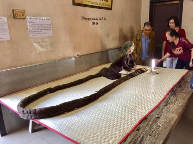 Бабуся 64 роки не мила і не стригла волосся