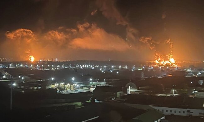 В Брянске внезапно вспыхнули нефтебаза и воинская часть