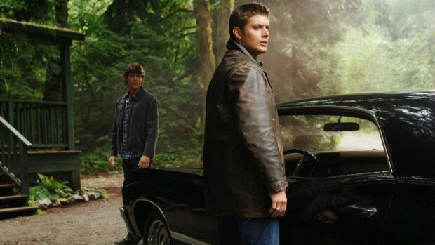 Дженсон Еклз та Джаред Паделекі біля авто