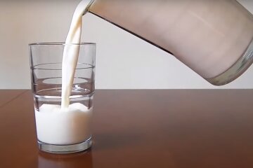 Молоко: скрін з відео