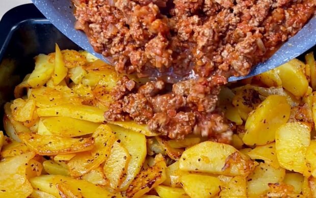 Картофельная запеканка с фаршем, кадр из видео