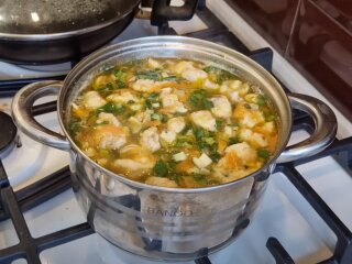 Суп с галушками, кадр из видео