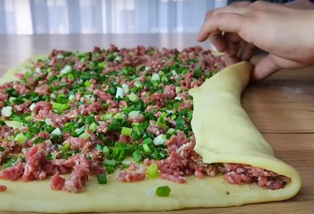 Рулетики с творогом и фаршем, кадр из видео