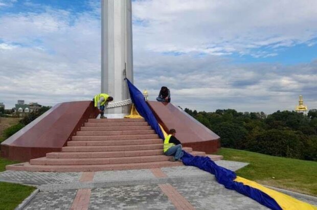 После пафосного открытия Кличко, флаг Украины порвался и его вываляли на земле