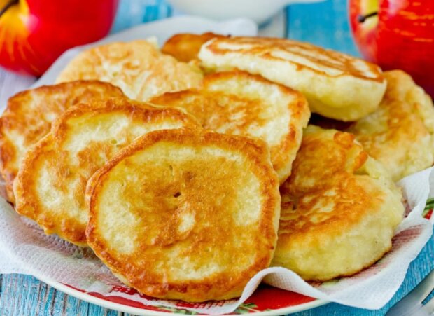 Яблочные оладушки, кадр из видео