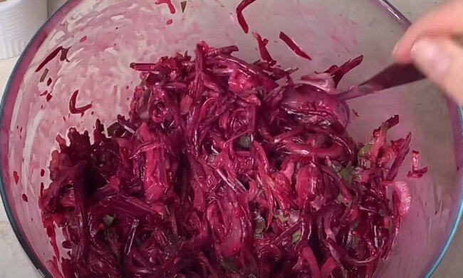 Буряковий салат, кадр з відео
