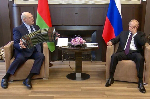 "Лукашенко грає на баяні для Путіна"