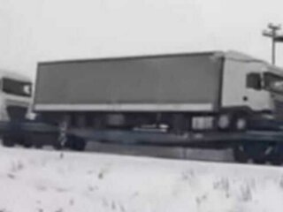 Украинские фуры с границы, кадр из видео