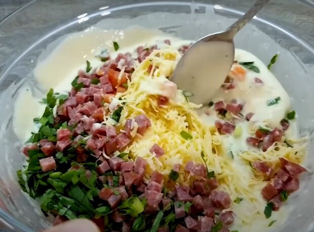 Оладки з ковбасою, кадр з відео