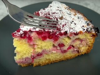 Пирог с замороженными ягодами, кадр из видео