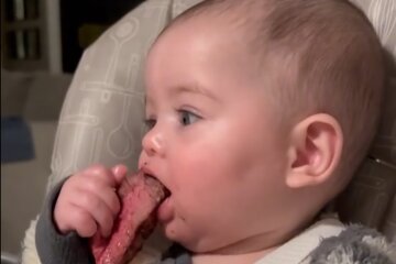 Жінка нагодувала шестимісячну дитину закривавленим стейком