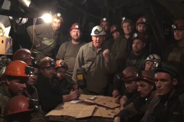 Протесты в шахтах: горняки вторые сутки не поднимаются на поверхность