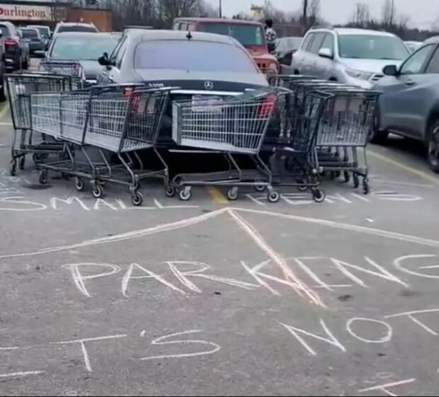 Водії жорстко покарали власника Mercedes