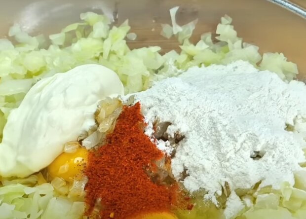 Деруни з капусти, кадр з відео