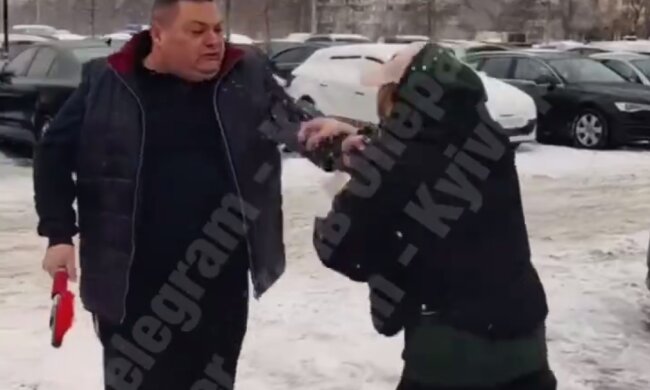 Мужчина бьет девочку-подростка, кадр из видео