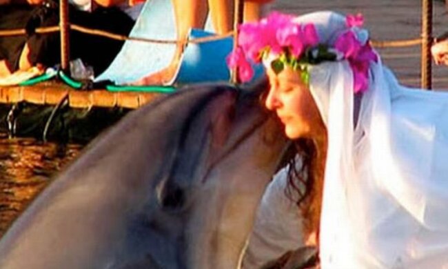 Женщина и дельфин