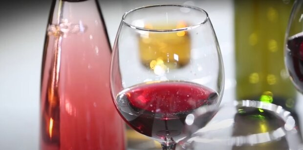 Бокал красного вина