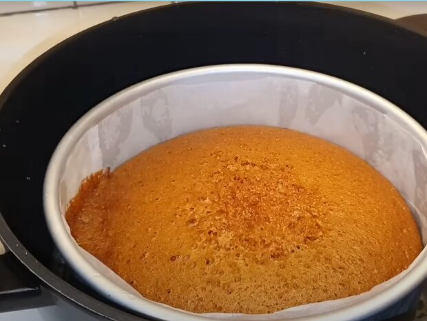 Приготування медовика, кадр з відео