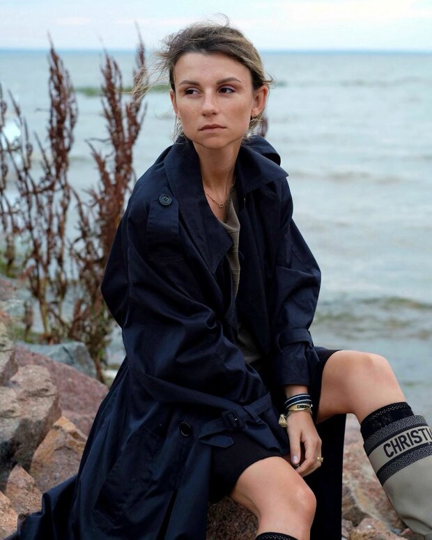 Анна Ткаченко носить взуття французького бренду Dior.