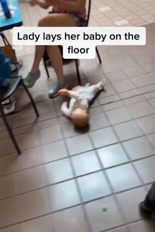 Батьки кинули дитину на підлогу, щоб випити кави