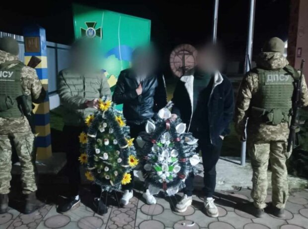 Уклонисты с венками, фото: Государственная пограничная служба Украины