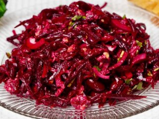 Свекольный салат, кадр из видео