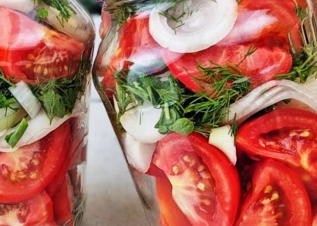 Консервированные помидоры, кадр из видео