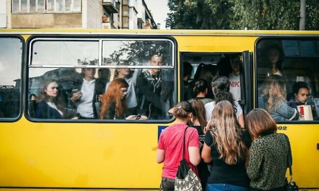 Не слабо: у Дніпрі водій маршрутки дав здачу незвичайною гривнею