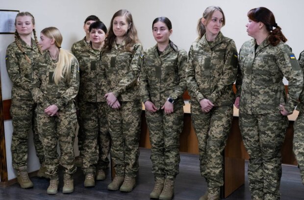 Жіноча військова форма: скрін із мережі