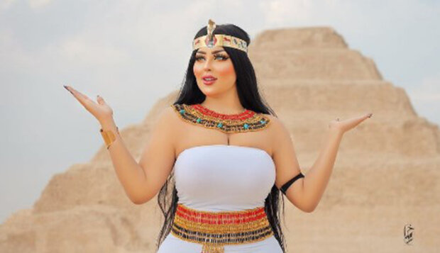 Пишну танцівницю з величезними грудьми пов'язала поліція