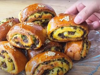 Рулетики с творогом и фаршем, кадр из видео