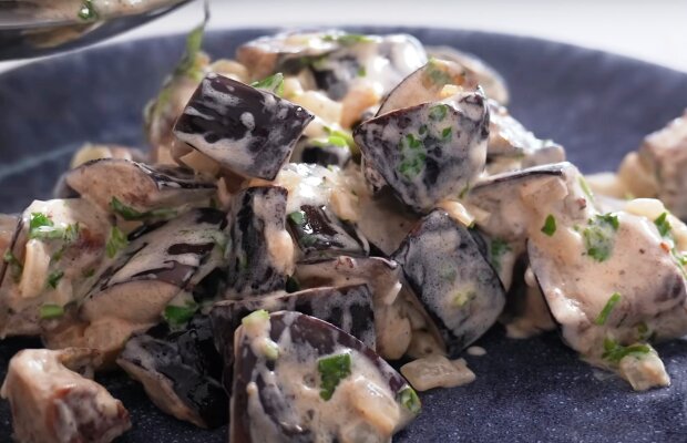 Баклажани в сметанному соусі, кадр з відео