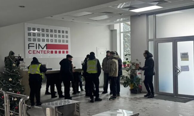 В Киеве разоблачили масштабный мошеннический колл-центр с сотнями иностранцев: "охранники" напали на журналистов (обновлено)