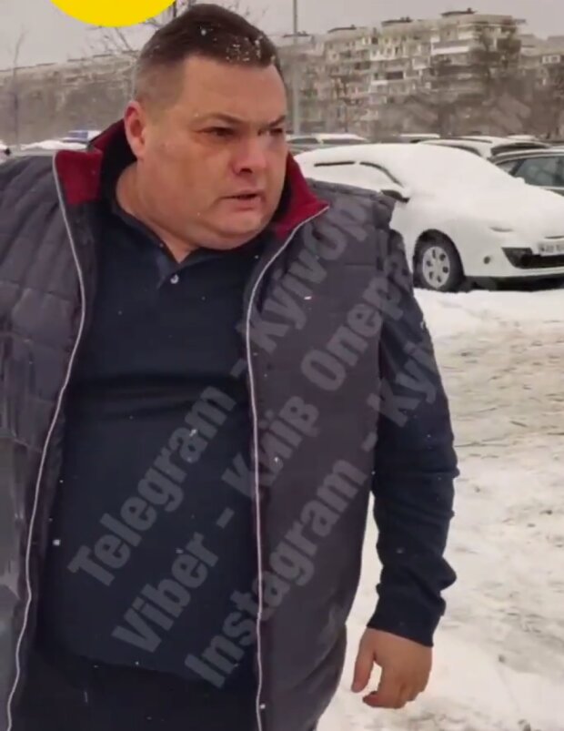 Чоловік, який побив двох дівчаток, кадр із відео