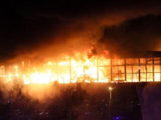 Будівля "Крокуса", що горить